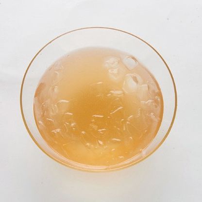 분량의 재료로 냉면 육수를 만들어 살얼음이 생기도록 살짝 얼려놔 주세요.