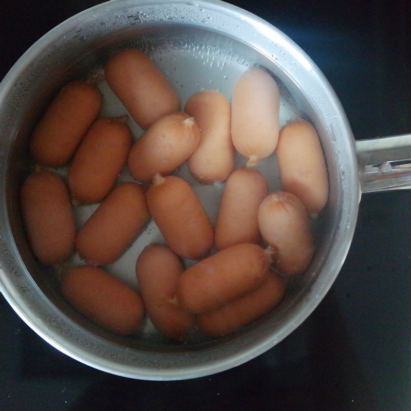 비엔나소시지를 뜨거운 물에 한 번 데쳐서 기름기를 제거해주세요.