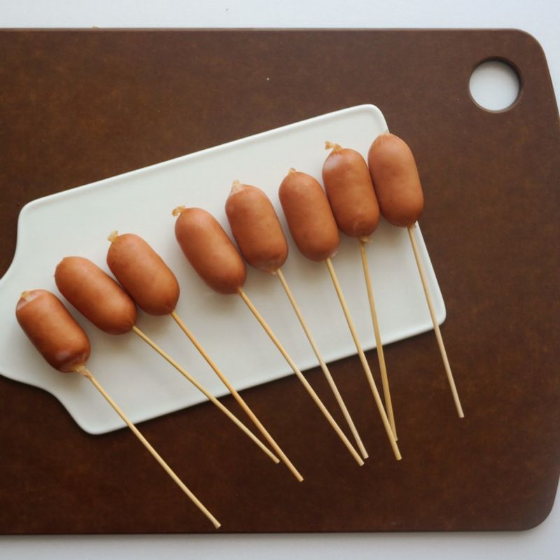 데친 소시지를 꼬치에 꽂아주세요.