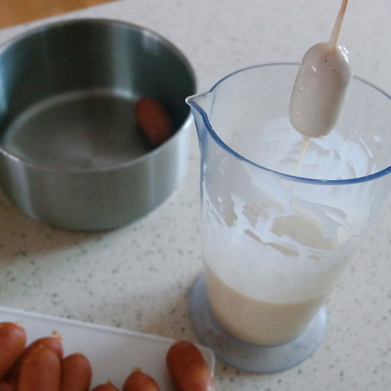 볼에 핫케이크가루, 우유, 달걀을 넣고 섞어서 반죽을 만들어주세요.