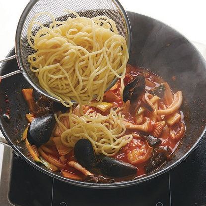 순서 5에 잘 삶아서 찬물로 헹군 생면을 넣고 물전분으로 농도를 맞춘 후 참기름을 넣어 완성해 주세요. 기호에 맞게 부추를 함께 곁들이면 좋답니다.
*Tip. 생면은 소스에 한 번 더 볶기 때문에 살짝 덜 삶아 찬물에 씻어 물기를 빼놓는 게 좋아요!