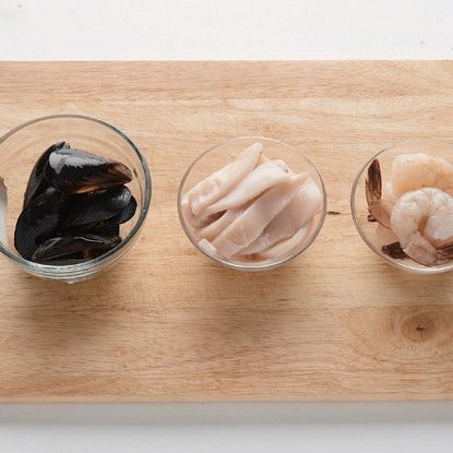 오징어는 안쪽에 칼집을 넣어 채 썰고, 새우는 등 부분의 내장을 제거하고 손질하여 홍합과 함께 준비해 주세요.