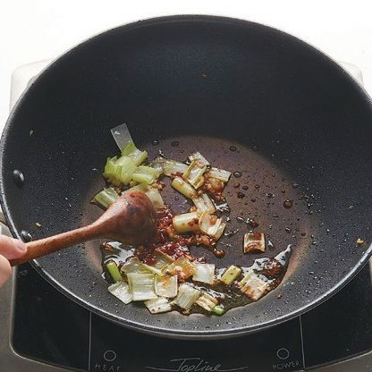팬에 식용유를 두르고 다진 마늘, 다진 생강, 대파를 두반장과 함께 볶아 향을 내주세요.