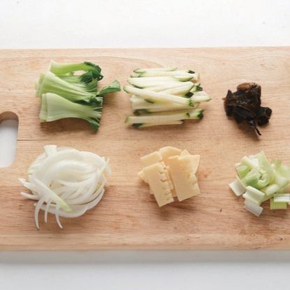 양파, 호박, 죽순, 대파는 채 썰고, 목이버섯은 뜨거운 물에 담가 불린 뒤 청경채와 함께 먹기 좋게 썰어놓습니다.