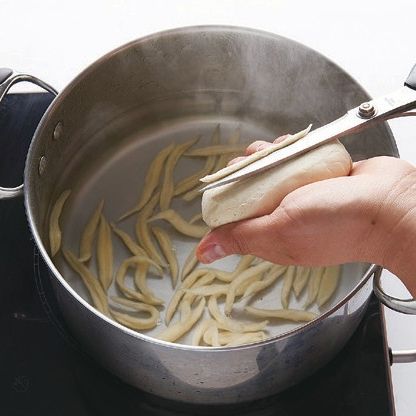 냄비에 물을 끓여 순서 3의 반죽을 가위로 잘라서 넣고 익혀주세요.