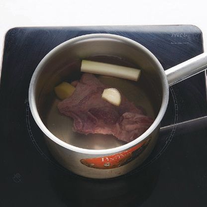 끓는 물에 분량의 육수 재료를 넣고 30분 정도 끓여서 육수를 내주세요.