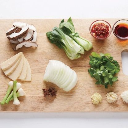 가위면을 위한 재료 이미지로 표고버섯,양파,청경채,죽순,마늘 등으로 구성 되어있습니다.