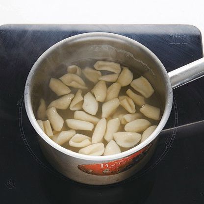 끓는 물에 순서 4의 면을 삶아 체에 받쳐줍니다.