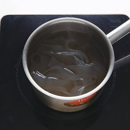 넓적당면은 물에 1시간 정도 미리 불려서 끓는 물에 데친 후 찬물에 헹군 뒤 체에 받쳐 준비해 주세요.