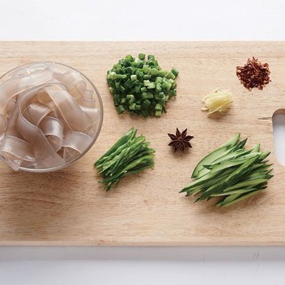 파기름 비빔면을 위한 재료 이미지로 중국 당면,오이,쪽파,팔각,생강 등으로 구성 되어있습니다.