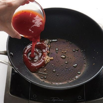 뜨거운 팬에 식용유을 두르고 다진 생강을 볶아 향을 내준 뒤 순서 3의 소스를 넣고 끓여주세요.