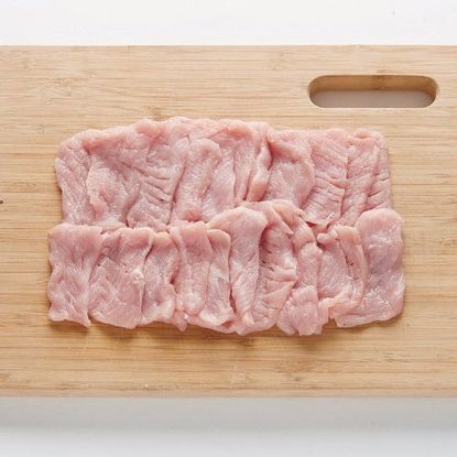 돼지고기 등심은 4x5cm 크기로 0.5cm 두께로 썰어 칼등으로 살짝 두들겨 준비해 주세요.