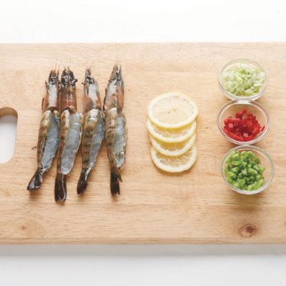 왕새우는 껍질이 있는 채로 등을 가르고 대파, 마늘, 청피망, 홍피망은 쌀알 크기로 다져주세요. 레몬은 슬라이스해서 준비해 주세요.