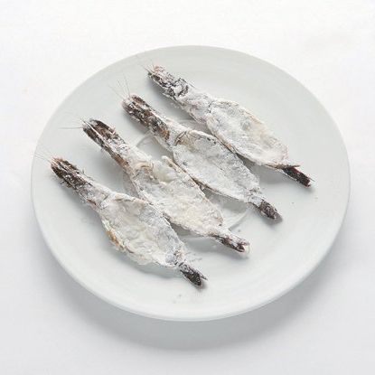 등을 가른 왕새우에 마른 감자 전분을 골고루 묻혀줍니다.