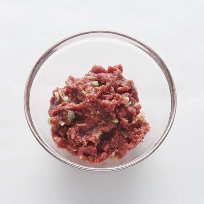 다진 소고기에 분량의 떡갈비 양념 재료를 넣어서 치대주세요.