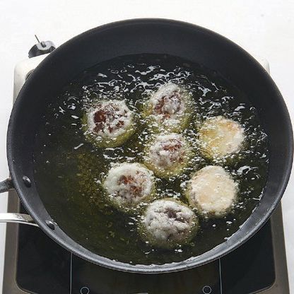프라이팬에 식용유 3컵을 붓고 아지랑이가 피어오르면 순서 3의 표고를 넣고 바삭하게 튀겨주세요.