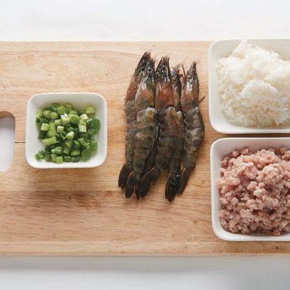 상해식 왕새우 리조또을 위한 재료 이미지로 왕새우,흰밥,다진 돼지고기,쪽파,물 등으로 구성 되어있습니다.