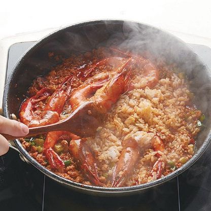 순서 4에 물 1컵을 넣고 흰밥 1/2공기와 튀겨 놓은 왕새우를 넣고 소스가 흡수될 때까지 볶아주면 완성이랍니다.
*Tip. 왕새우를 넣고 밥과 함께 볶을 때 왕새우 골수의 향이 잘 어우러지게 볶아야 중화풍 리조또의 맛을 즐길 수 있어요. 왕새우를 손질할 때 머릿속에 골수를 제거하지 않는게 중요하답니다!