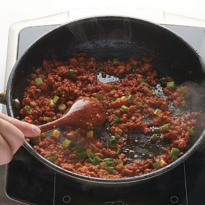 달궈진 팬에 순서 3의 돼지고기 양념과 쪽파를 넣고 볶아 익혀주세요.