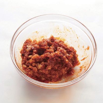 다진 고기에 분량의 양념 재료를 골고루 섞어서 돼지고기 양념을 만들어 주세요.