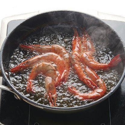 물기가 제거된 왕새우는 170도의 뜨거운 기름에 한 번 튀겨 주세요.