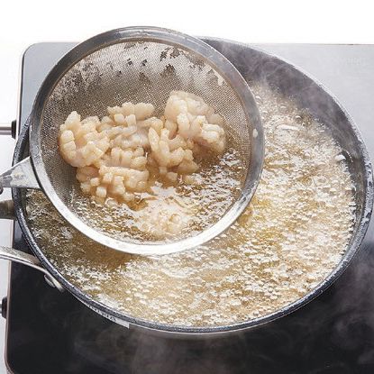 프라이팬에 식용유 2컵을 넣고 아지랑이가 피어오르면 순서 2의 관자를 넣어 부드럽게 익힌 뒤 기름기를 빼 주세요.