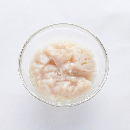 관자는 마리네이드 해서 잘 버무려 줍니다.
*Tip. 부드럽고 잡내 없는 고기 맛을 위해 해물, 육류에 미리 마리네이드를 하면 좋아요.
*마리네이드 재료(해물, 육류 250g 기준) : 옥수수 전분 2큰술, 흰자 1개, 소금 1/2 작은술, 식용유 3큰술, 후춧가루 약간