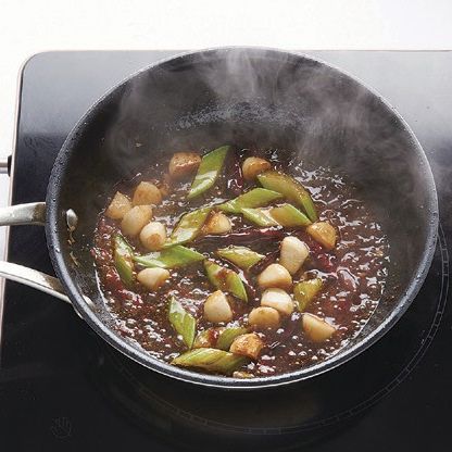 순서 4에 물을 넣고 굴소스와 후춧가루로 간을 한 뒤 끓여주세요.