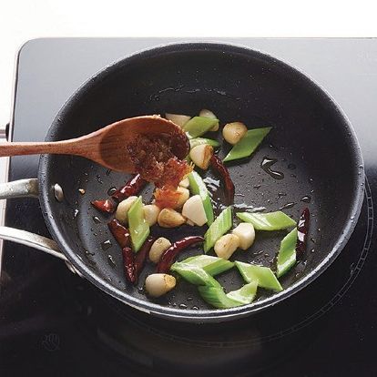 팬에 식용유를 두르고 마늘, 샐러리, 마른 고추를 넣고 볶다가 XO소스를 넣어 함께 볶아주세요.