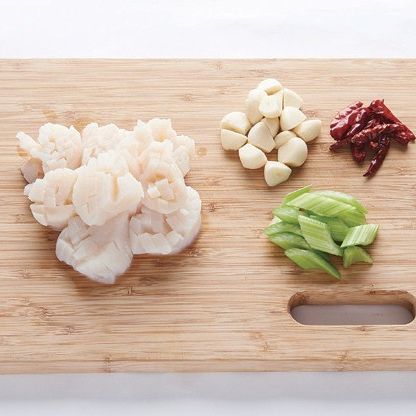 통마늘 관자볶음을 위한 재료 이미지로 키조개 관자,마늘,샐러리,마른고추,식용유 등으로 구성 되어있습니다.