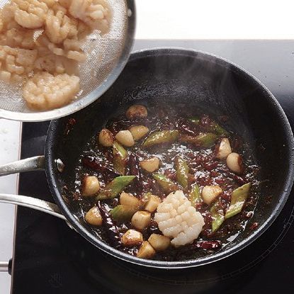 소스가 잘 끓여졌으면 물전분으로 농도를 잡고 순서 3의 관자를 넣고 버무려 완성해 주세요.
*Tip. 관자에 칼집을 넣고 마리네이드 후 반죽을 살짝 입혀서 기름에 익히면, 꽃처럼 활짝 펼쳐져 더욱 부드러운 관자살을 즐길 수 있답니다!