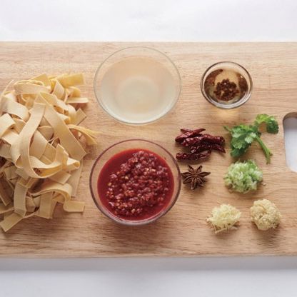 유림 건두부피을 위한 재료 이미지로 건두부피,팔각,사천고추,대파,마늘 등으로 구성 되어있습니다.