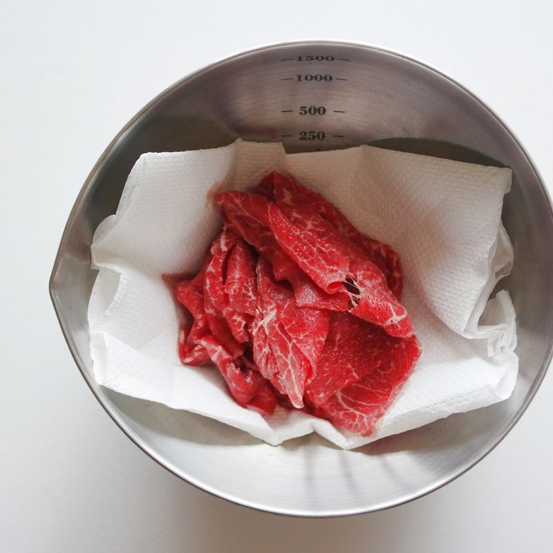 쇠고기는 키친타월로 핏물을 제거하고 2cm 길이로 잘라주세요.