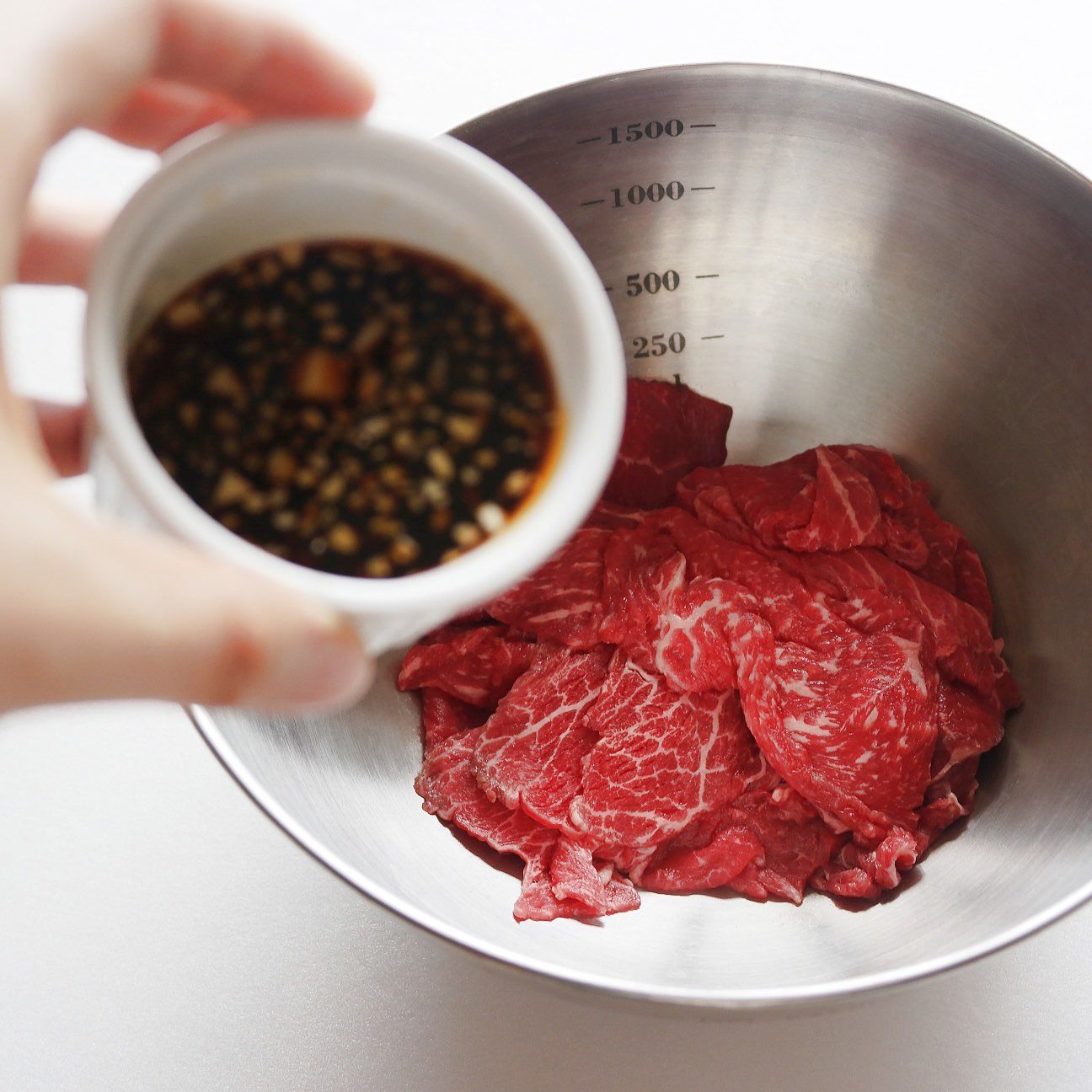 양념재료를 잘 섞은 후 쇠고기에 버무리고 10분 이상 재워주세요.