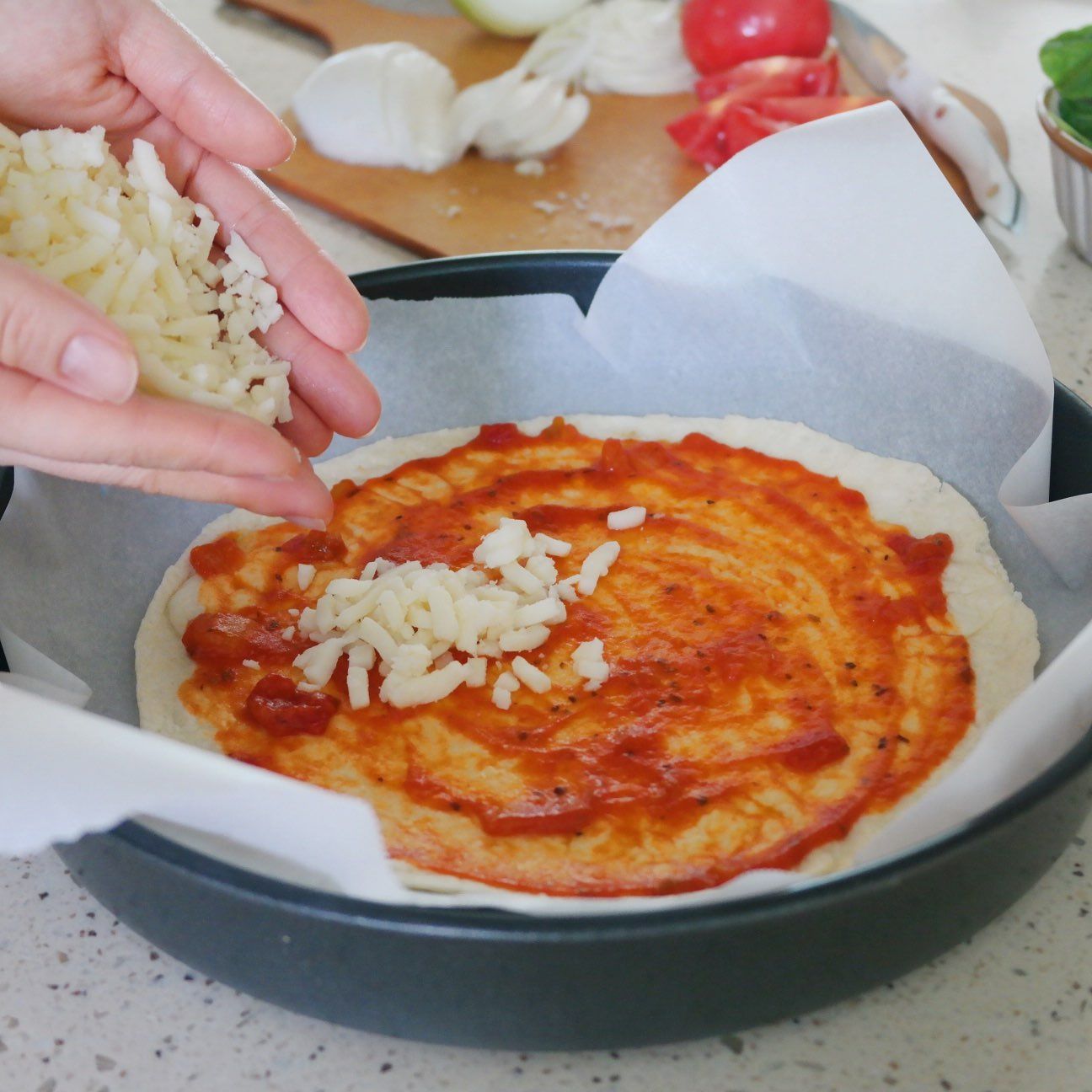 토르티야 위에 피자치즈를 고루 뿌려주세요.