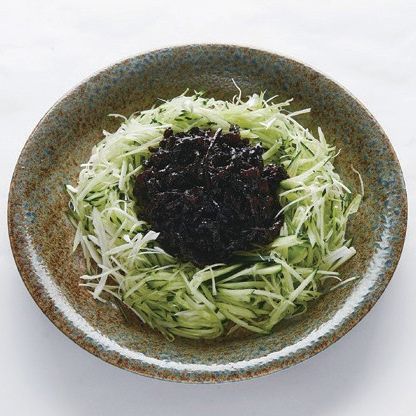 접시에 오이와 대파로 장식하고 완성된 요리를 얹어주세요. 꽃빵과 곁들여 먹어도 좋답니다.
*Tip. 대파를 찬물에 담가 사용하면, 매운맛을 빼고 신선하게 즐길 수 있어요. 꽃빵을 찔 찜기가 없을 때는 위생팩에 담아 전자렌지에 1분 돌려서 드시면 됩니다.