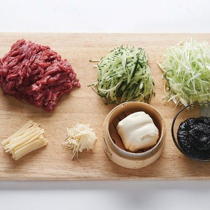 소고기, 죽순, 오이, 대파, 마늘을 채 썰어 준비해 주세요.