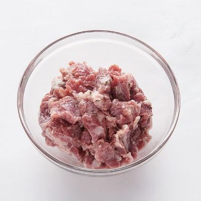 소고기는 마리네이드 하여 기름에 재워 두세요.
*Tip. 부드럽고 잡내 없는 고기 맛을 위해 해물, 육류에 미리 마리네이드를 하면 좋아요. 
*마리네이드 재료(해물, 육류 250g 기준) : 옥수수 전분 2큰술, 흰자 1개, 소금 1/2 작은술, 식용유 3큰술, 후춧가루 약간