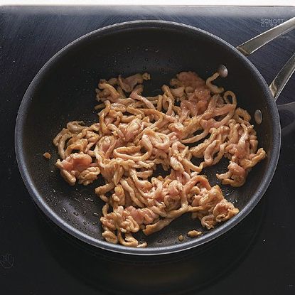 팬에 기름을 두르고 약불로 순서 2를 볶아 주세요.