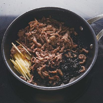 팬에 기름을 두르고 마늘, 대파, 생강을 넣고 볶다가 춘장을 살짝 볶고 닭 육수 를 넣어서 풀어주세요. 죽순과 순서 3의 소고기를 넣고 설탕, 치킨파우더, 백후춧가루를 넣어 볶다가 물전분으로 농도를 맞추고 참기름으로 마무리 해주세요.