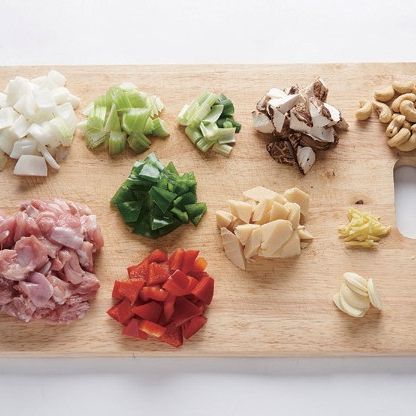 채소와 버섯은 사방 1~2cm 크기로 썰고, 파와 마늘은 편썰고, 생강은 채썰어 준비해 주세요.