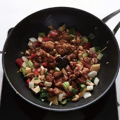 팬에 고추기름, 산초기름, 파, 마늘, 생강을 넣고 향을 내고 모든 채소와 순서 4를 넣고 마지막에 순서 3의 소스를 넣고 볶아 주세요.