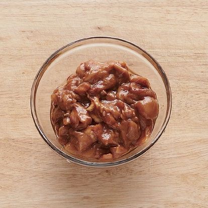 닭다리살은 분량의 닭고기 마리네이드 재료를 넣고 치댄 후 기름을 부어 재워 둡니다.
*Tip. 부드럽고 잡내 없는 고기 맛을 위해 해물, 육류에 미리 마리네이드를 하면 좋아요.
*마리네이드 재료(해물, 육류 250g 기준) : 옥수수 전분 2큰술, 흰자 1개, 소금 1/2 작은술, 식용유 3큰술, 후춧가루 약간