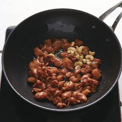 팬에 재워둔 순서 2를 약불로 볶다가 중불에 서 캐슈너트를 넣고 함께 볶아 체에 받쳐두세요.