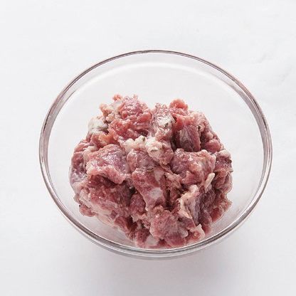 볼에 분량의 양고기 마리네이드 재료를 치댄 후 기름에 재워두세요.
*Tip. 부드럽고 잡내 없는 고기 맛을 위해 해물, 육류에 미리 마리네이드를 하면 좋아요. 
*마리네이드 재료(해물, 육류 250g 기준) : 옥수수 전분 2큰술, 흰자 1개, 소금 1/2 작은술, 식용유 3큰술, 후춧가루 약간