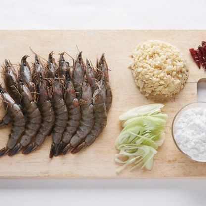 조염새우을 위한 재료 이미지로 중새우,마늘,대파,사천고추,감자 전분 등으로 구성 되어있습니다.