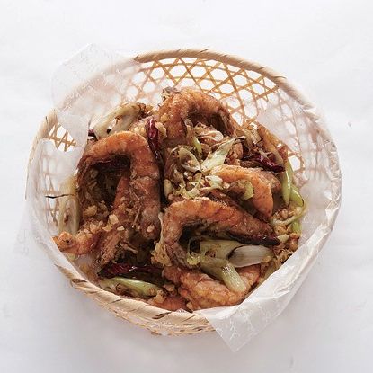 팬에 파기름을 두르고 간장으로 향을 낸 후 새우, 마늘, 대파, 사천고추, 순서 3의 소스를 넣고 마르게 볶아 주세요.
*Tip. 마늘을 튀길 때 물에 10분간 담근 후 흐르는 물에 씻고 체에 받쳐, 수분을 제거해서 튀겨 주세요.