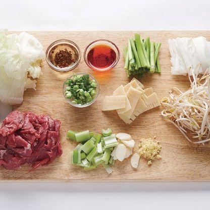 배추, 죽순, 미나리는 4cm 길이로 편 썰고, 쪽파는 송송 썰어주세요, 대파와 마늘은 편 썰고 , 생강은 다져준 뒤 양상추는 먹기 좋은 크기로 잘라주세요