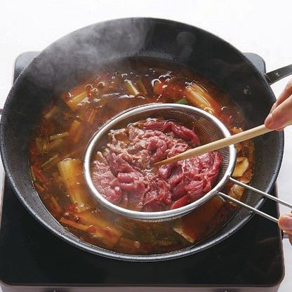 순서 2에 향이 나면 간장, 청주, 죽순을 넣고 볶다가 닭 육수를 넣고 끓이면서 양상추, 숙주, 차돌박이, 미나리, 배추 순서로 데쳐서 그릇에 담아 놓아요.