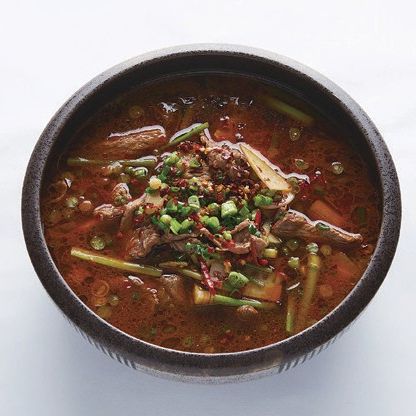 순서 3의 데치고 남은 육수에 치킨파우더, 굴소스, 설탕, 백후춧가루를 넣고 다시 간을 하여 그릇에 부어주세요.